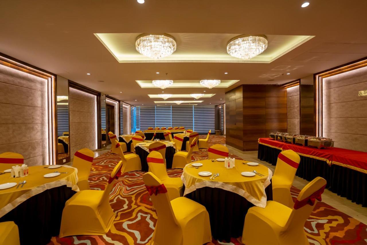 Celebrant Hotel Varanasi Exterior foto
