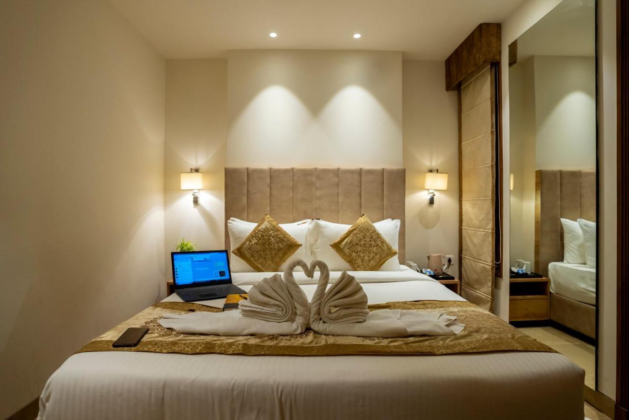 Celebrant Hotel Varanasi Exterior foto