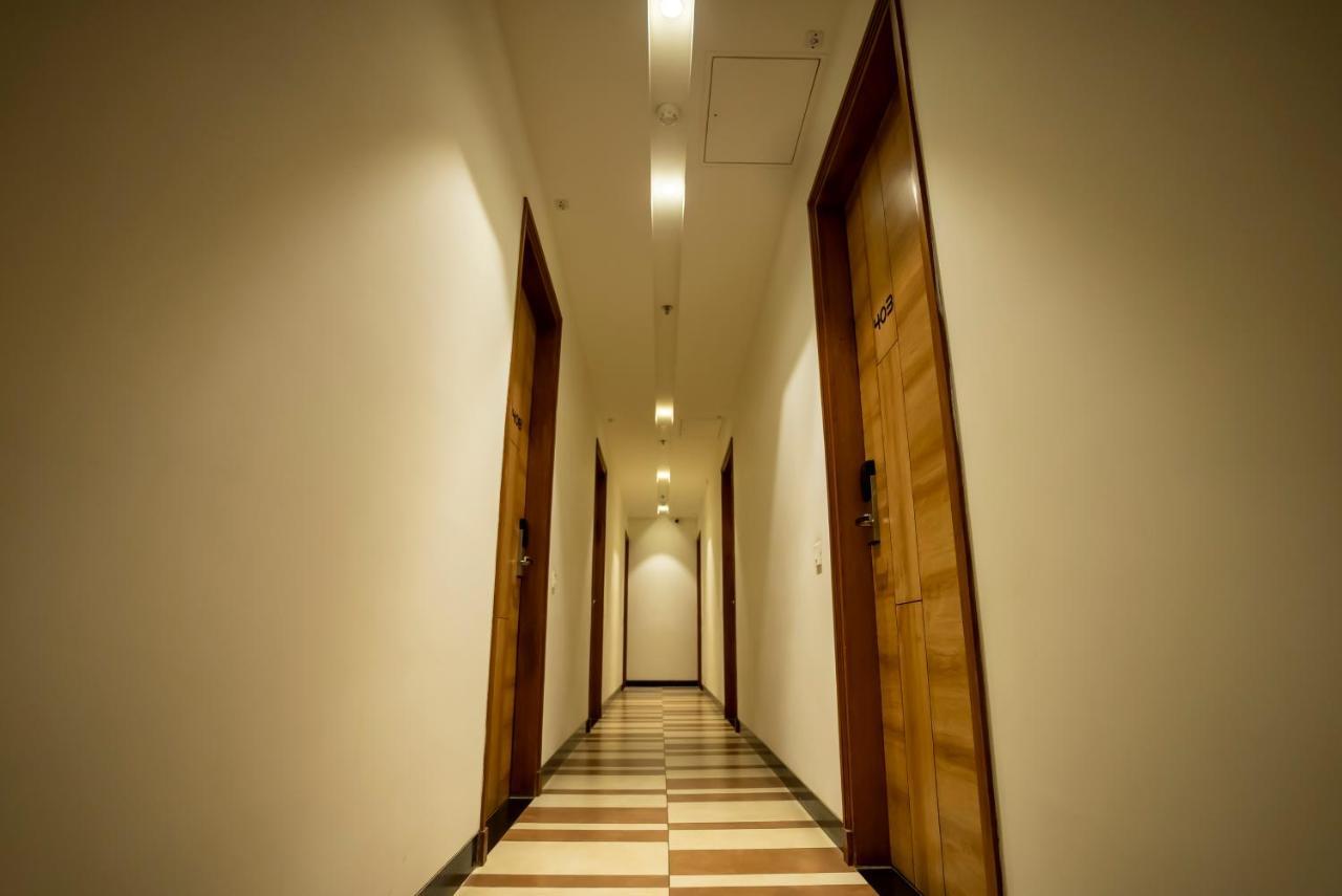 Celebrant Hotel Varanasi Exterior foto