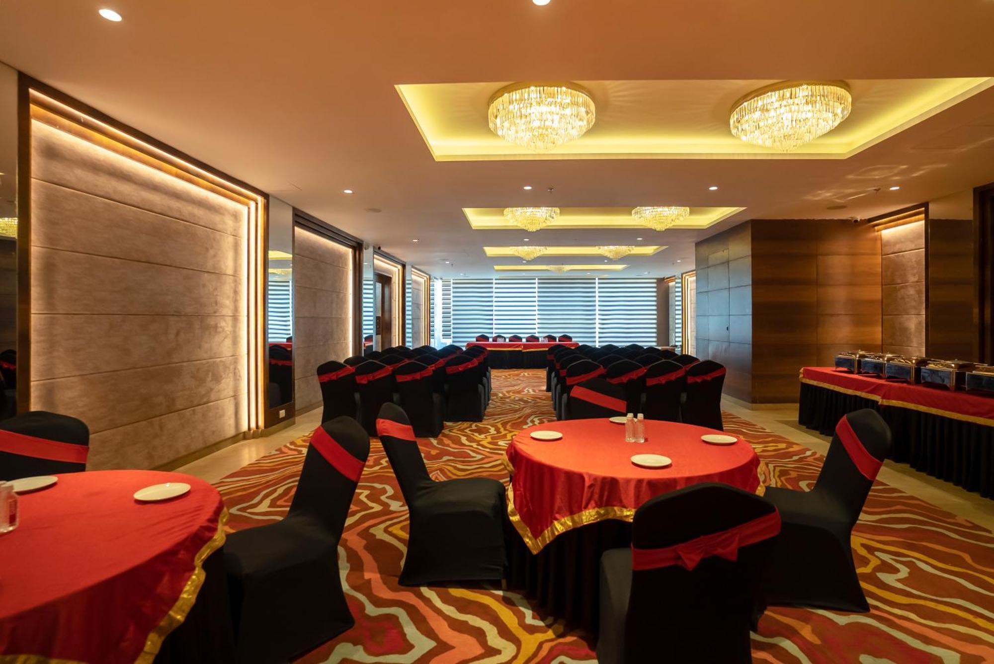 Celebrant Hotel Varanasi Exterior foto